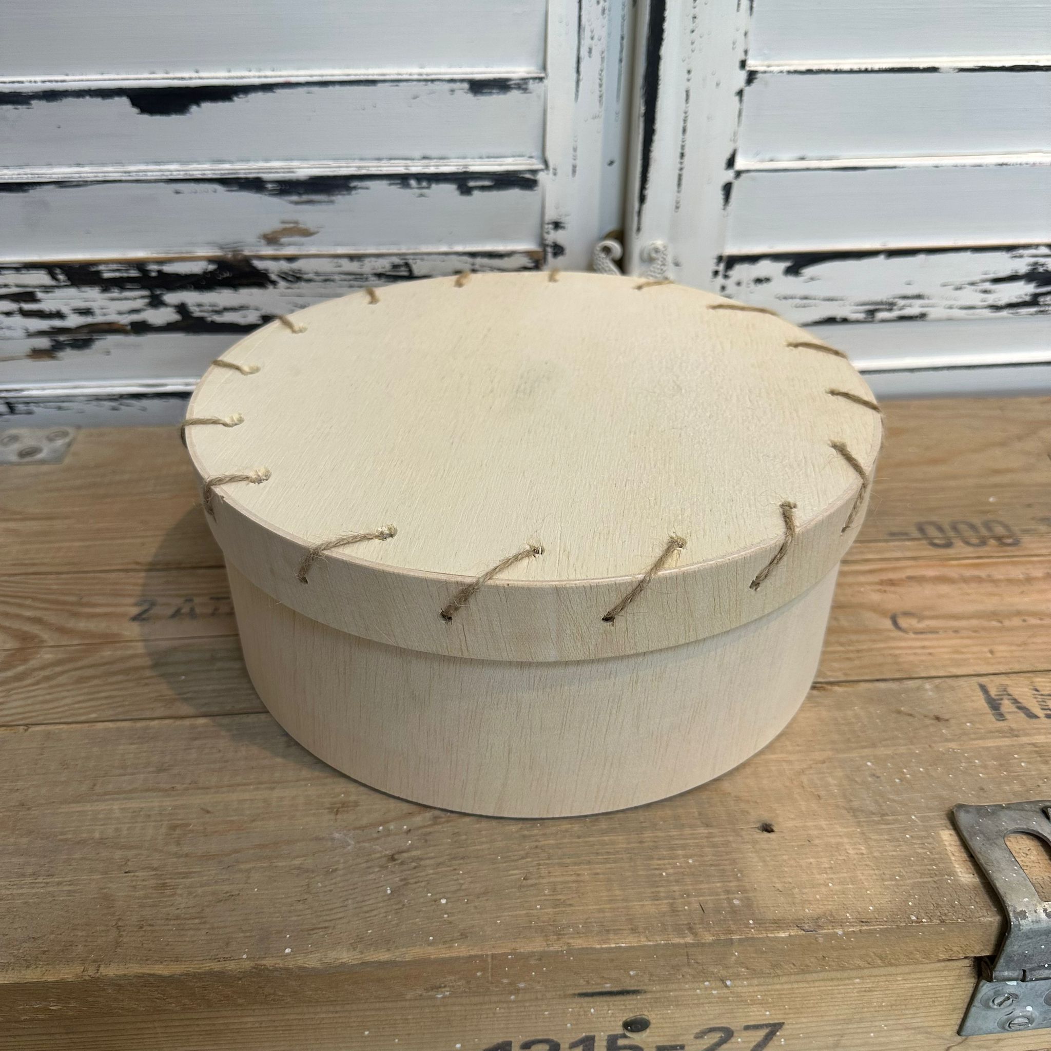 YUVARLAK DELİKLİ KUTU